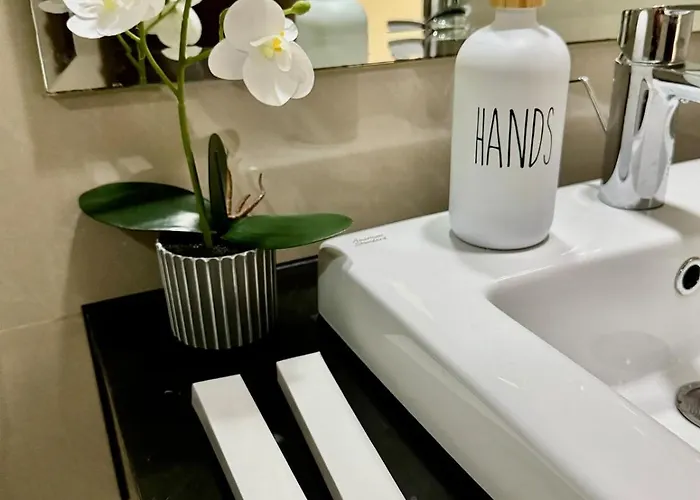 Cozy At Venice Luxury Bgc Apartment